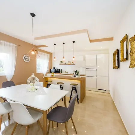 Little Dream Daire *